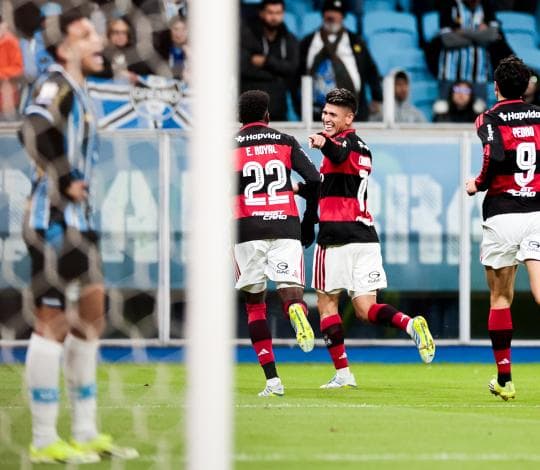 Carrascal decide, Flamengo domina o Grêmio e vence em Porto Alegre pelo Brasileirão