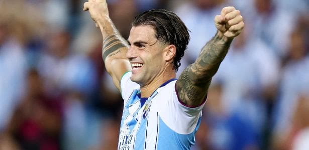 Time espanhol bate pênalti 'sozinho' e fatura troféu após confusão; entenda