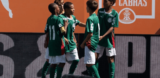 Joia do sub-12 marca golaço de bicicleta em vitória do Palmeiras na Espanha; veja