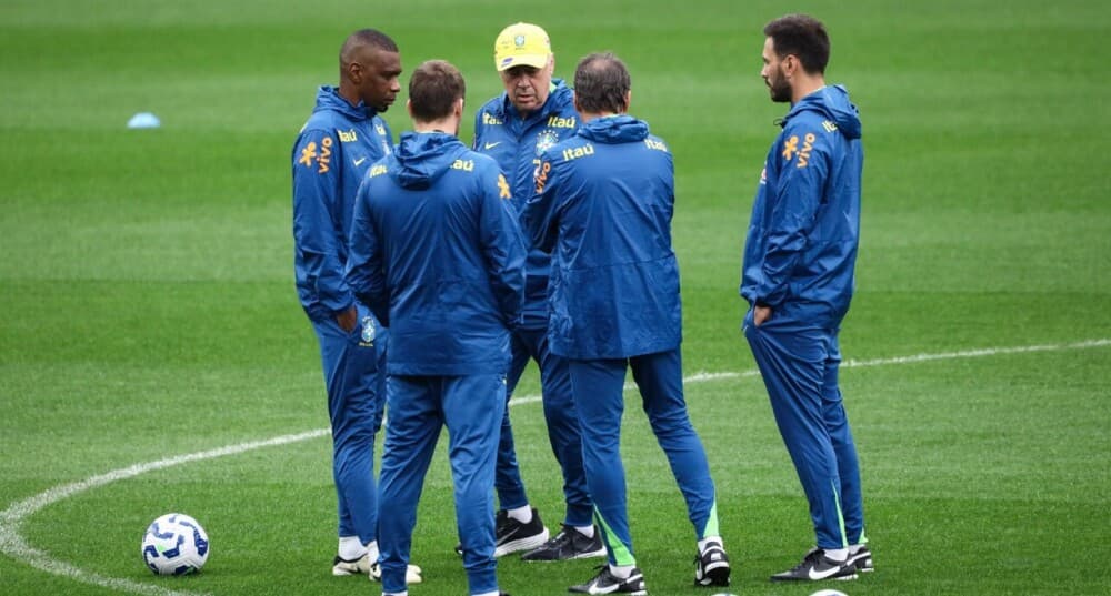 Football : au Brésil, le sélectionneur Carlo Ancelotti travaille en famille